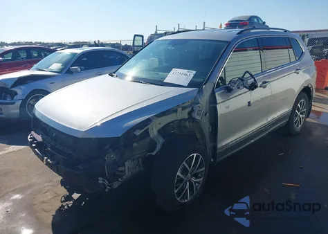 2020 Volkswagen Tiguan 2.0T Se/2.0T Se R-Line Black/2.0T Sel z USA, uszkodzony, nr VIN 3VV2B7AX3LM149352